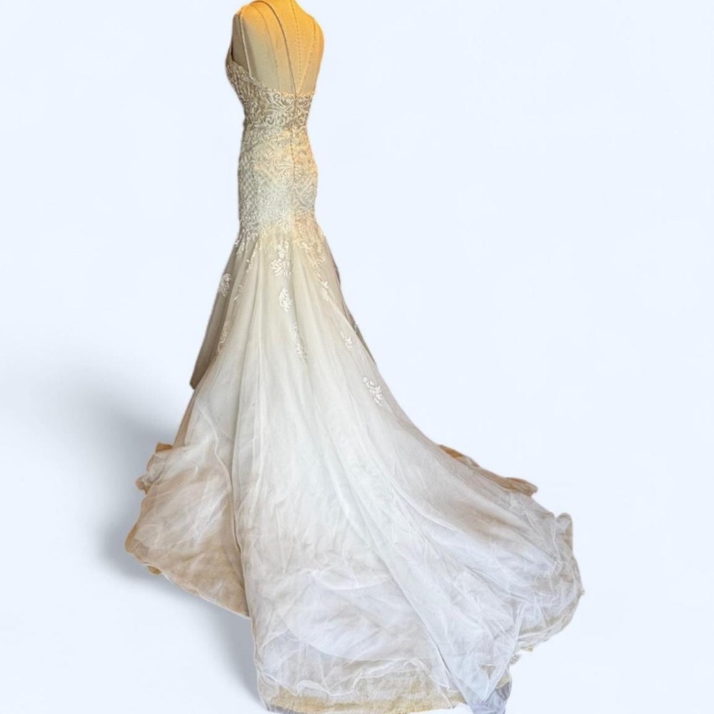 Essence of Australia Elegant White and Cream beaded and lace Gown size 8 corset